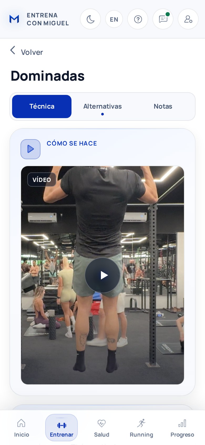 La ficha de un ejercicio en la app en modo claro, con su vídeo, qué músculos trabaja y el material que necesitas